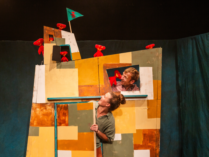 Fra teaterstykket Der kommer nogen