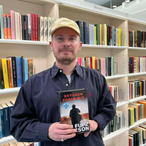 Morten med bogen Skyggen foran mig