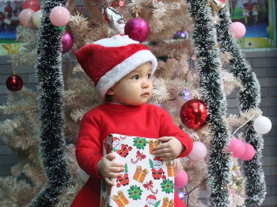 Baby med julegave